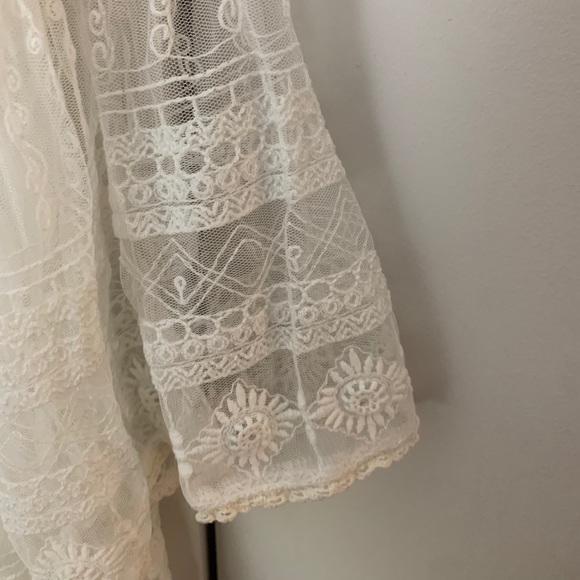 Easel White Flowy Shirt With Lace Sleeves and Trim - Picture 5 of 9